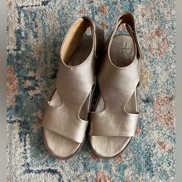 P. Monjo gold leather sandals -handmade in Spain - Picture 8 of 8